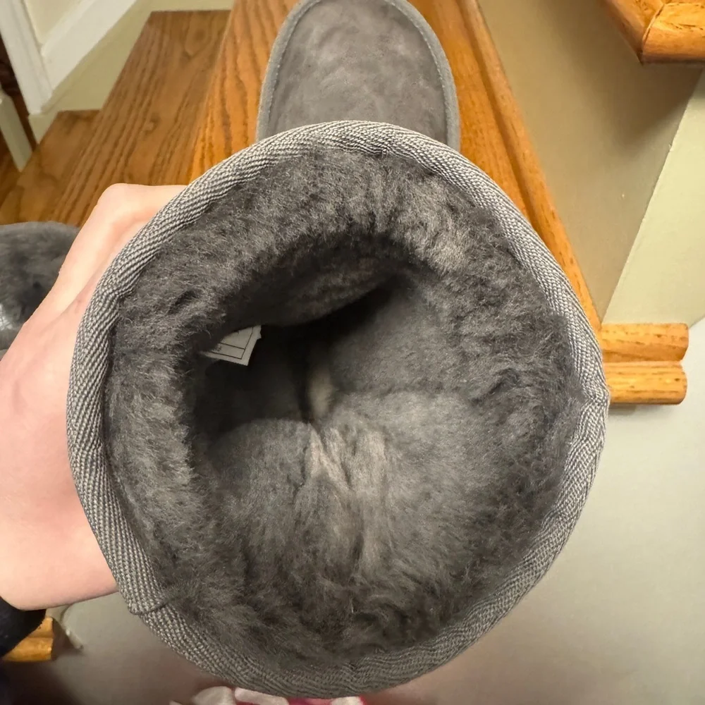 LIKE NEW UGG 🐑 Classic Short II Gray Boots Size 7 - worn once!